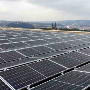 V centru Prahy roste solární pole o velikosti fotbalového hřiště