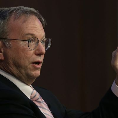 Bývalý šéf Googlu Eric Schmidt varuje: Amerika může přijít o prvenství v závodu o umělou inteligenci. Sesadit by ji mohla Čína