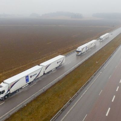 Flotila 12 autonomích kamiónů prosvištěla napříč Evropou