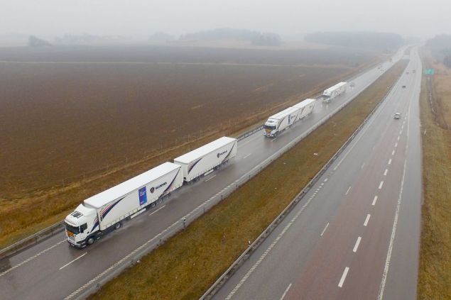 Flotila 12 autonomích kamiónů prosvištěla napříč Evropou