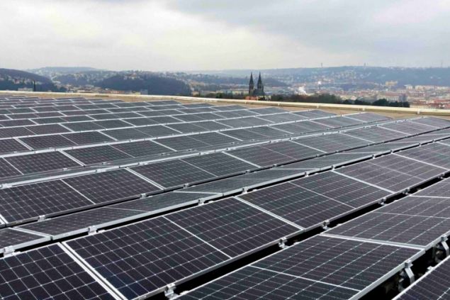 V centru Prahy roste solární pole o velikosti fotbalového hřiště