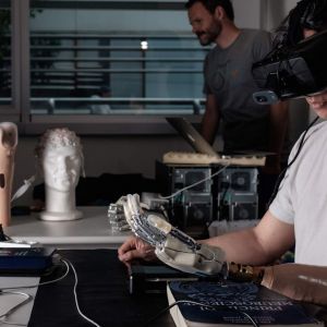 Jak virtuální realita pomáhá tělesně postiženým lidem přijmout bionické ruce
