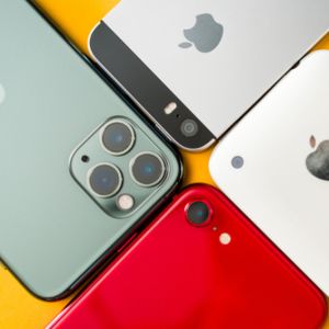 Akcie Applu klesly kvůli obavám o výrobu iPhonu 13