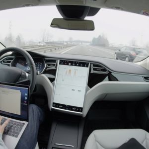 Tesla umí sama reagovat na semafory a stopky