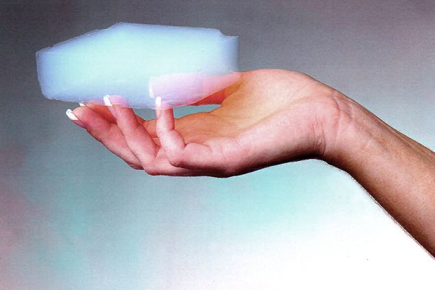 V Číně vyvinuli nejlehčí materiál na světě! Grafenový aerogel je sedmkrát lehčí než vzduch