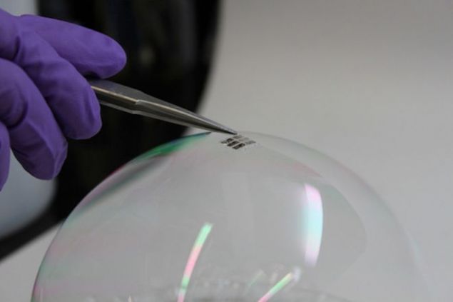 Ultratenké solární články, které udrží i mýdlová bublina