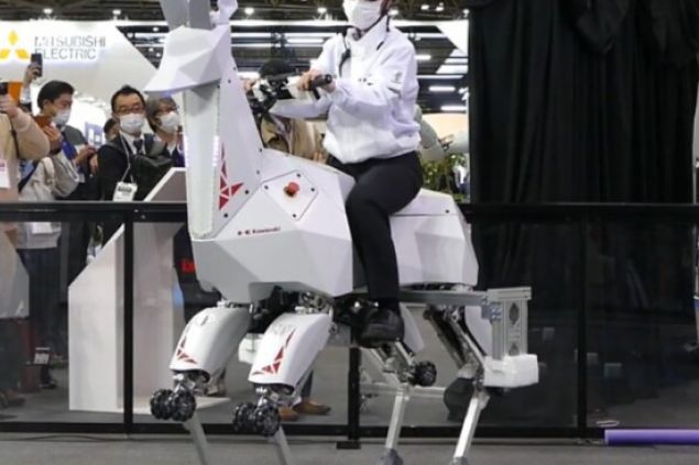 Robotický kozel od Kawasaki má kopýtka i kola, dálkové ovládání, umí se vyhnout překážkám a unese člověka