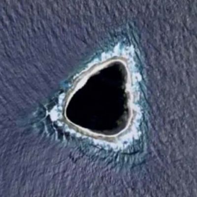 Uživatelé Google Maps objevili díru v oceánu a nemůžou se shodnout, co to je