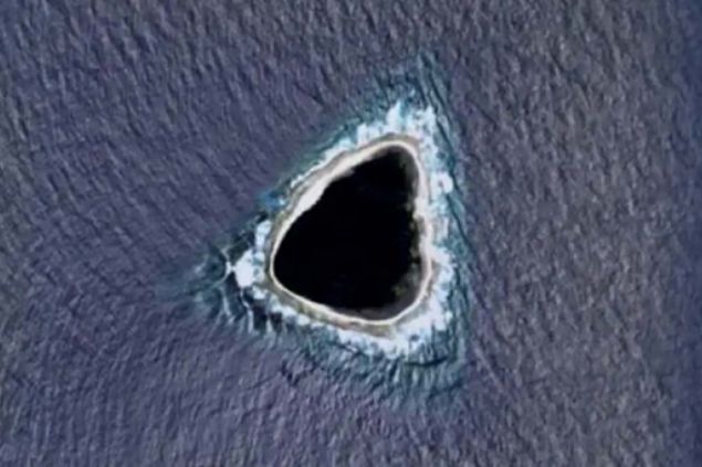 Uživatelé Google Maps objevili díru v oceánu a nemůžou se shodnout, co to je