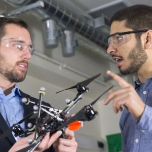 Hybrid dronu a 3D tiskárny vytiskne či opraví budovu