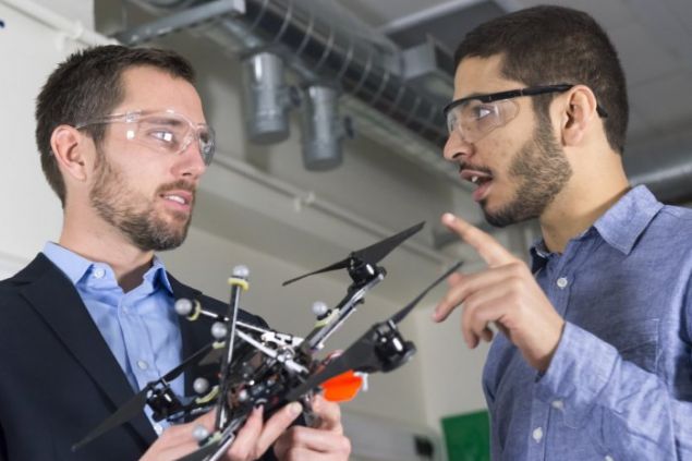 Hybrid dronu a 3D tiskárny vytiskne či opraví budovu