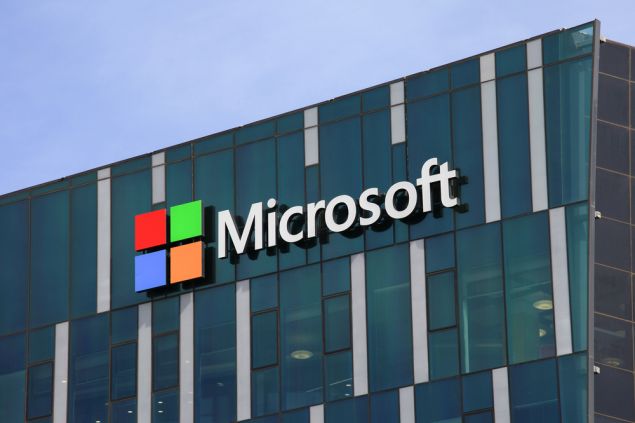 Microsoft zaplatí zaměstnancům za práci během pandemie prémii 1500 dolarů