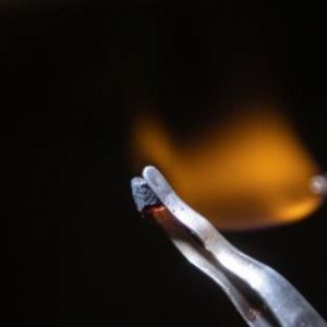 Revoluce v ochraně proti ohni: čeští vědci vyvinuli nehořlavý grafenový aerogel