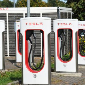 Tesla zpřístupní své dobíjecí stanice i jiným značkám elektroaut