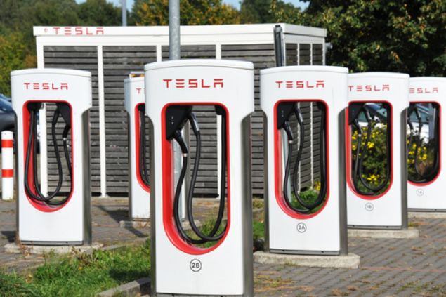 Tesla zpřístupní své dobíjecí stanice i jiným značkám elektroaut