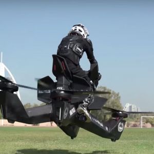 Dubajská policie začala trénovat na kvadrokoptérách od Hoversurfu