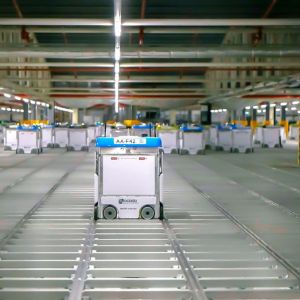 Vítejte ve skladu budoucnosti, kde 1 000 robotů vyřizuje 65 000 zakázek týdně