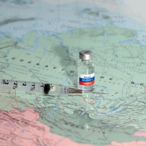 Ruské zpravodajské služby šířily dezinformace o vakcínách na webech s fake news