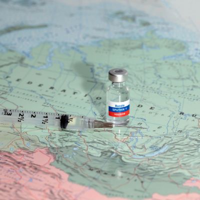 Ruské zpravodajské služby šířily dezinformace o vakcínách na webech s fake news