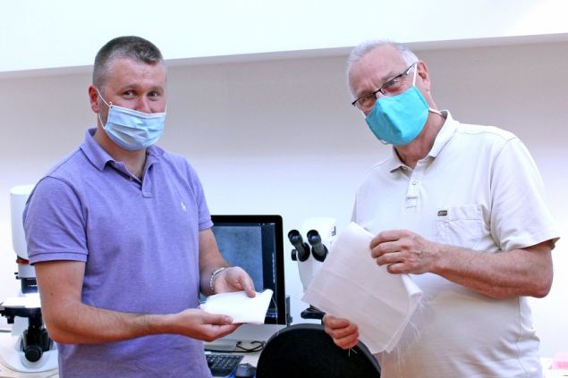 Zleva Jiří Chvojka (fakulta textilní) a Petr Louda (fakulta strojní) s novým materiálem z kyseliny polymléčné.