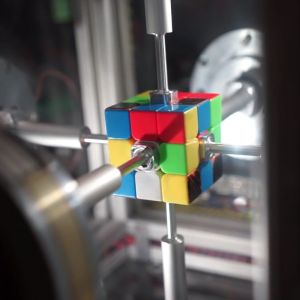 Robot z volně prodejných komponentů vyřešil Rubikovu kostku za 0,38 sekundy