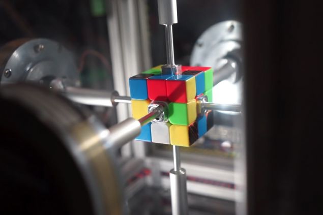Robot z volně prodejných komponentů vyřešil Rubikovu kostku za 0,38 sekundy