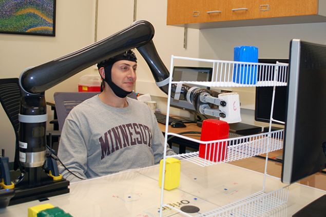 Mozek prostřednictvím EEG čepice ovládá robotickou paži