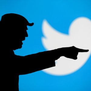 Trump žádá soudce, aby přinutil Twitter obnovit jeho účet