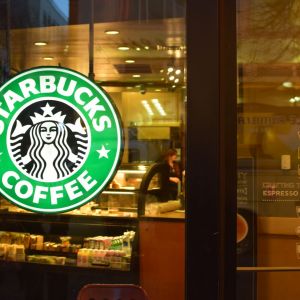 Starbucks jde proti proudu. Zavírá své online obchody a zaměřuje se na osobní prožitek