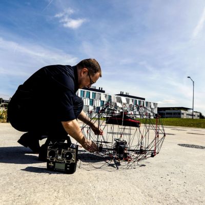 Origami dron doručí zásilku do 500g s centimetrovou přesností