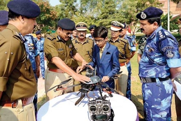 Čtrnáctiletý Ind vyvíjí pro vládu dron na detekci min