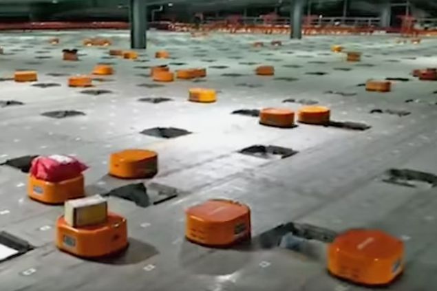 Armáda malých robotů roztřídí až 200 000 balíků denně