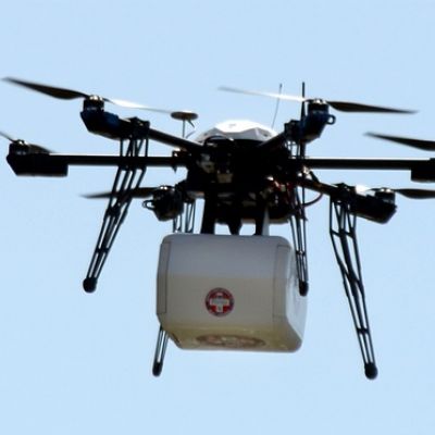 První právně schválená dodávka zboží dronem v městském prostředí