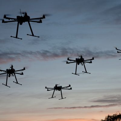 Flotila dronů je inteligentním samořízeným rojem