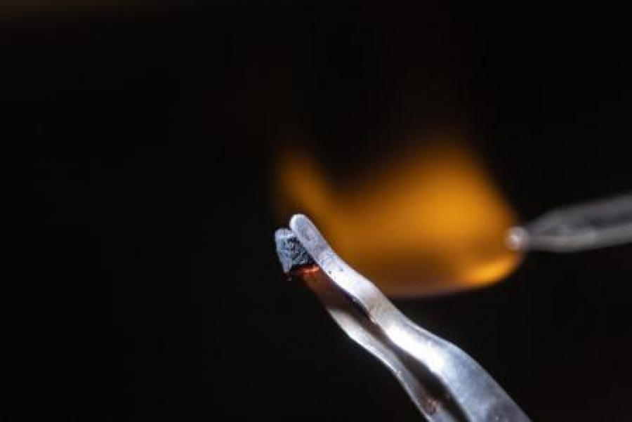 Grafenový aerogel odolávající propanovému hořáku o teplotě 1200 °C