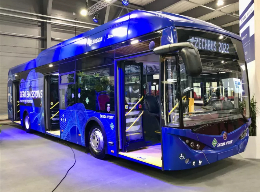 Po pražských silnicích bude jezdit první vodíkový autobus